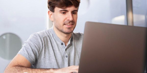 hombre-trabajando-como-autonomo-casa-su-computadora-portatil_23-2148690604