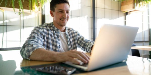 joven-emprendedor-trabajando-distancia_23-2149196188