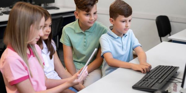 ninos-que-tienen-clase-educacion-tecnologica_23-2149123758